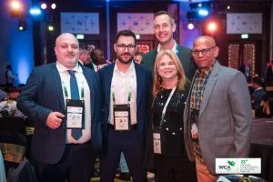 Delegati col badge alla WCA Worldwide Conference 2024 di Dubai